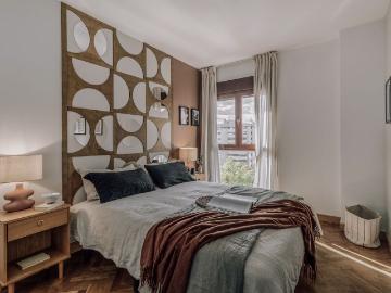 Modern 2 Bedroom Apartment with Shared Pool and Gym on Josep Pla Street, Madrid Amsterdam Apartments for Rent