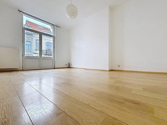 Modern 2 Bedroom Apartment with Terrace in Saint Gilles