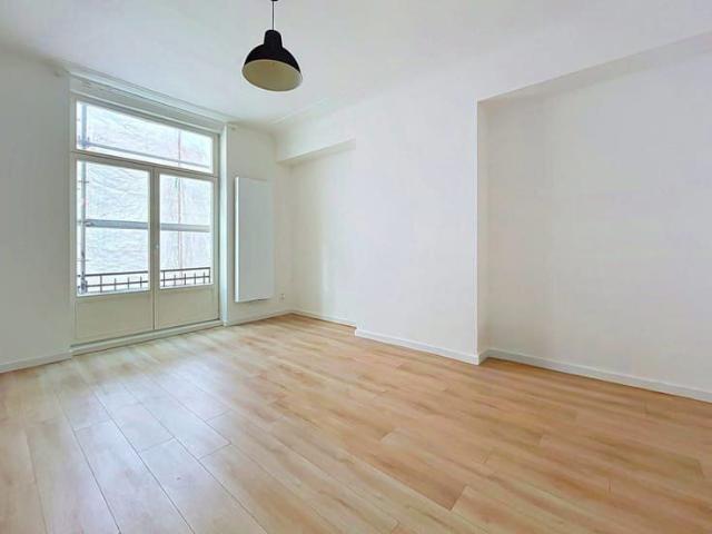 Modern 2 Bedroom Apartment with Terrace in Saint Gilles