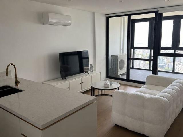 Modern 2 Bedroom Apartment with Winter Garden & Secure Parking
