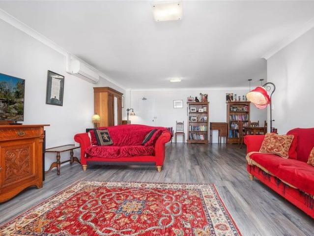 Modern 2 Bedroom Apartment with Wraparound Balcony