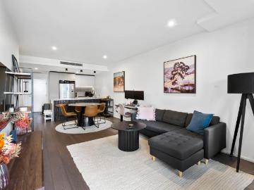Modern 2 Bedroom Apartment with 2 Car Spaces in Riverside West End