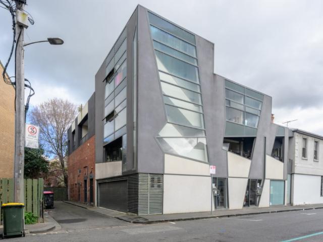 Modern 2 Bedroom Apartment in the Heart of Carlton
