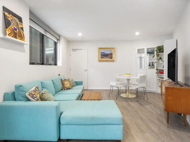 Modern 2 Bedroom Apartment in the Heart of Kingston