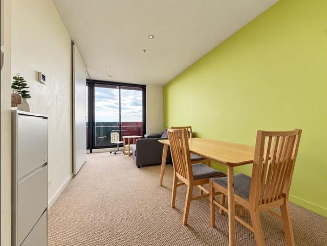 Modern 2 Bedroom Apartment in a Convenient Carlton Location
