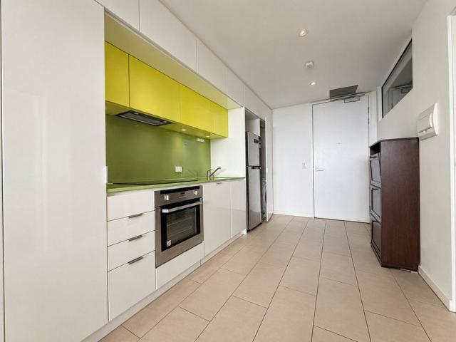 Modern 2 Bedroom Apartment in a Convenient Carlton Location
