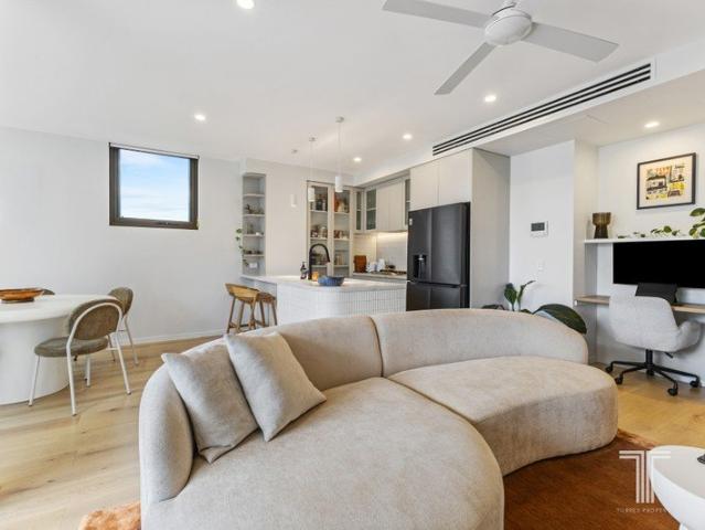Modern 2 Bedroom Apartment in Convenient Coorparoo Location