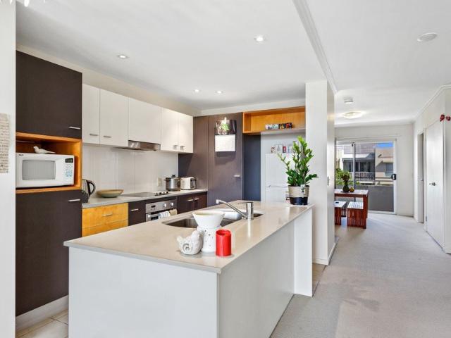 Modern 2 bedroom apartment in desirable location