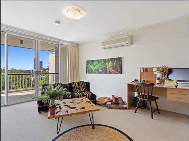 Modern 2 bedroom apartment in desirable location