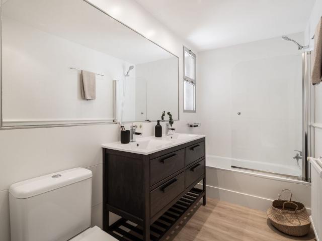 Modern 2 Bedroom Apartment in Orense with Designer Furnishings and Ducted Air Conditioning, Madrid Amsterdam Apartments for Rent