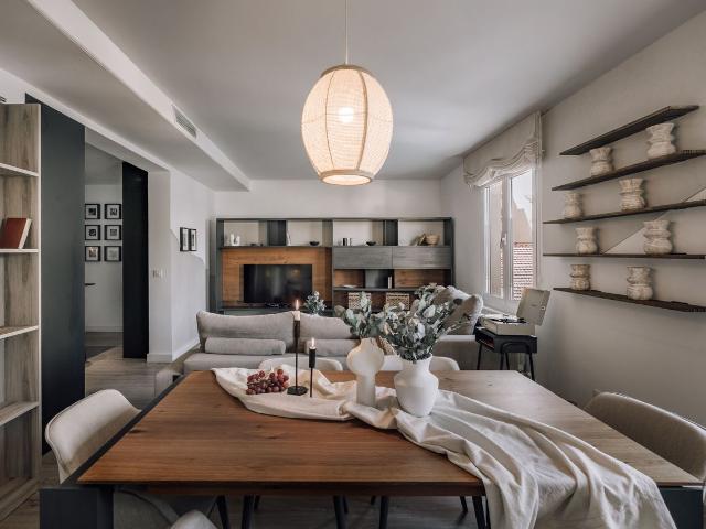 Modern 2 Bedroom Apartment in Plaza Condesa de Gavia with Smart TV and Ducted Air Conditioning, Madrid Amsterdam Apartments for Rent
