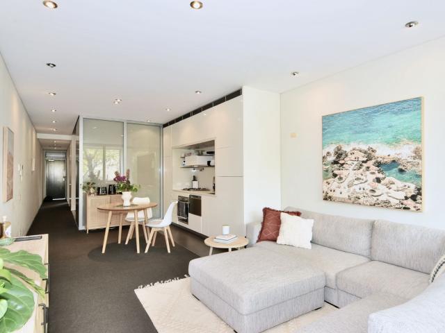 Modern 2 bedroom apartment in prime Woolloomooloo location