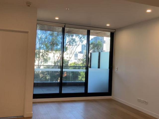 Modern 2 Bedroom Apartment in Prime Box Hill Location