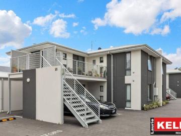 Modern 2 Bedroom Apartment in Prime Cloverdale Location