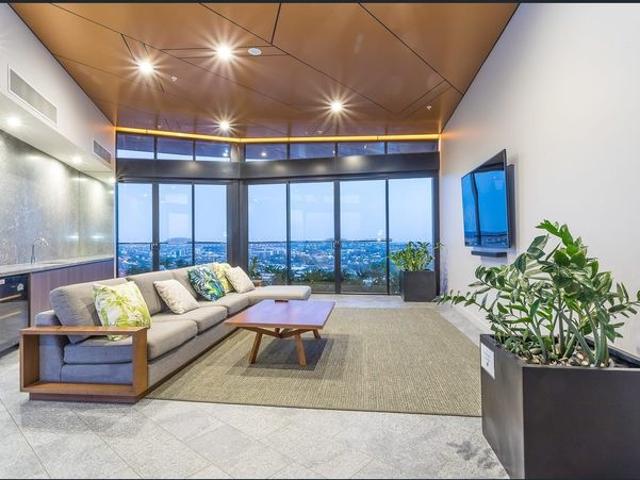 Modern 2 Bedroom Apartment in South Brisbane + 1 Storage