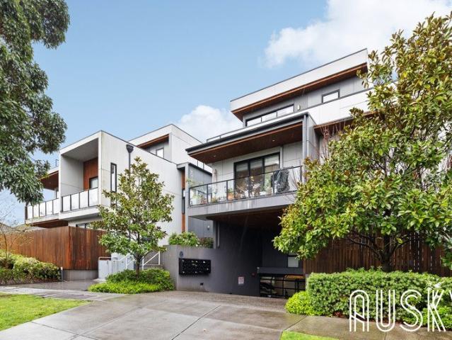 Modern 2 Bedroom Apartment Moments from Chadstone