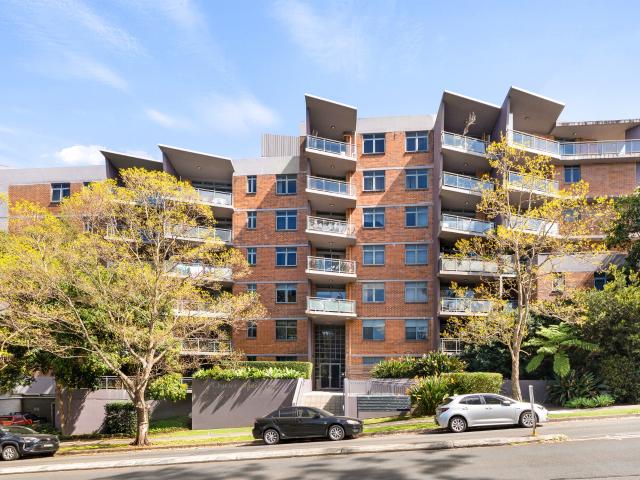 Modern 2 Bedroom Apartment | Opposite Barker College | Walk to Station