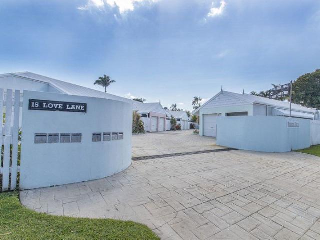MODERN 2 BEDROOM, CENTRAL LOCATION, WITH POOL TO COMPLEX