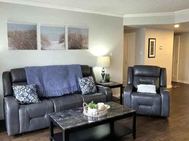 Modern 2 Bedroom Condo, Convenient Central Location
