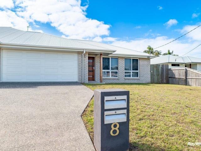 Modern 2 Bedroom Duplex Unit in Sought After Coral Cove
