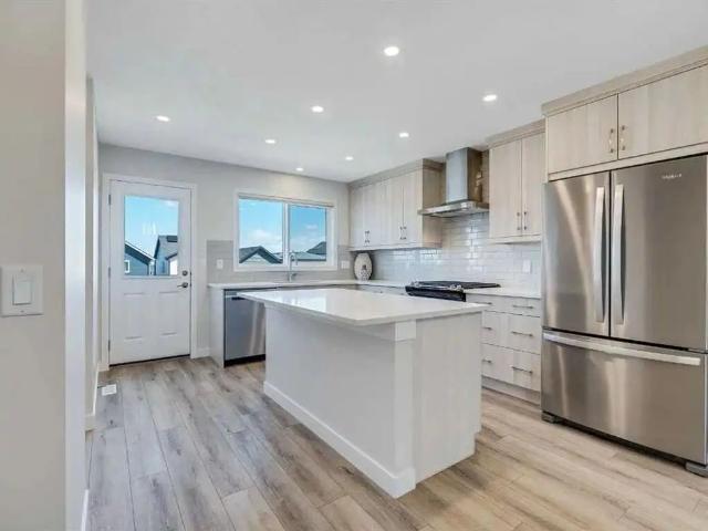 Modern 2 Bedroom Detached Home in Glacier Ridge NW | Internet Included | $2,250 — 2 Bedrooms Main Floor