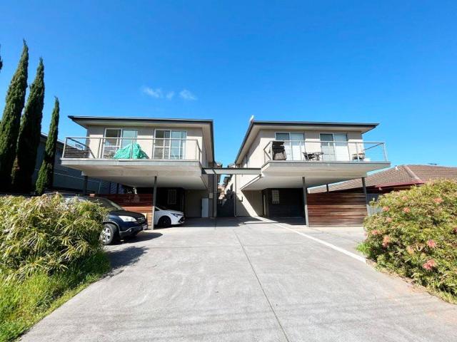 Modern 2 bedroom double story townhouse close to it all!