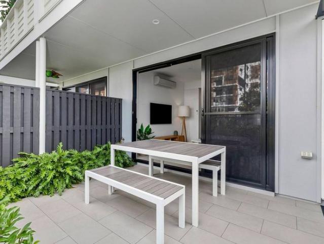 MODERN 2 BEDROOM FULLY FURNISHED APARTMENT