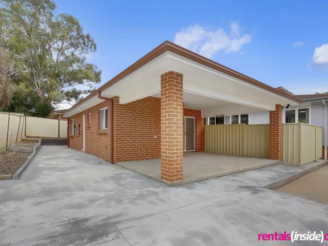 Modern 2 Bedroom Granny Flat With Onsite Parking: house to let in 62A Torres Crescent, WHALAN NSW 2770 2 bed