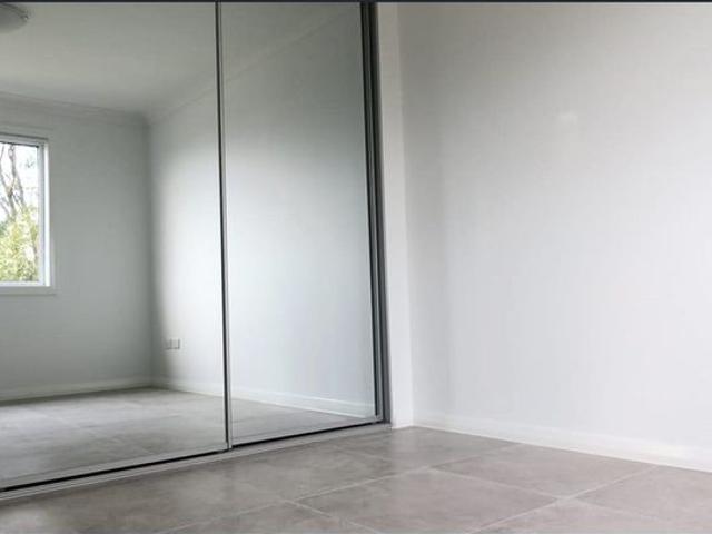 Modern 2 Bedroom Granny Flat with Lock Up Garage – Great Location!