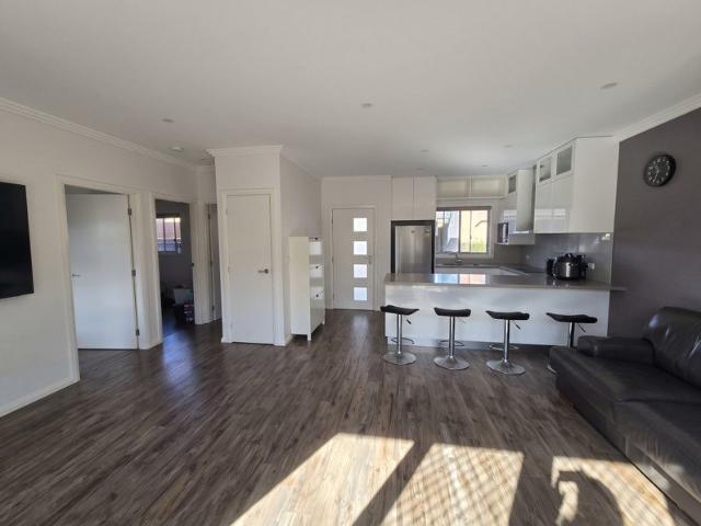 Modern 2 Bed Granny Flat, Walk to Chatswood, Superfast NBN Included
