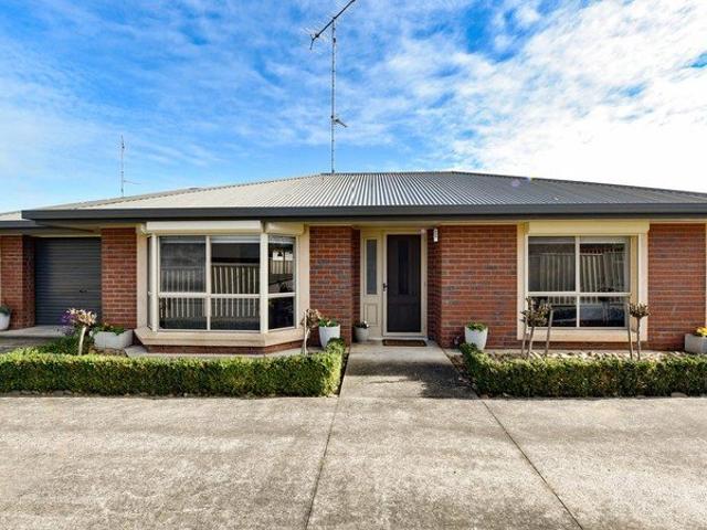 Modern 2 Bedroom Home in Convenient Location