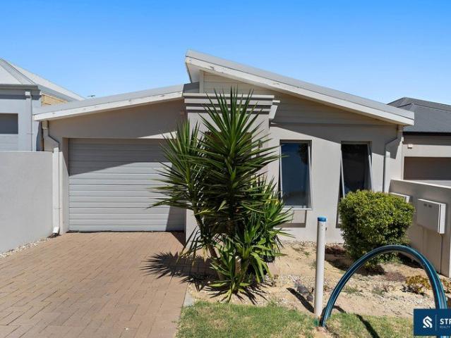 Modern 2 Bedroom Home in a Convenient Location Close to Shops, Schools, Parks, and the City!