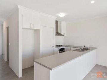 Modern 2 Bedroom Home with Garage & Courtyard