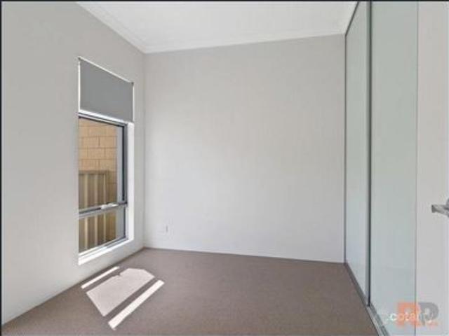Modern 2 Bedroom Home with Garage & Courtyard