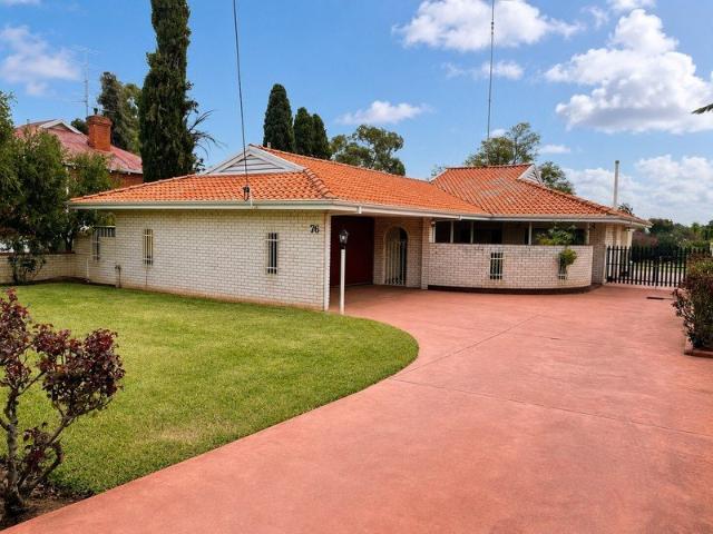 Modern 2 Bedroom Home with Private Courtyards in Central Northam