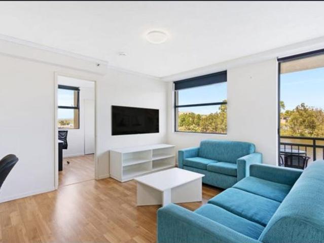Modern 2 Bedroom Lakeside Apartment Level 7 Student Only