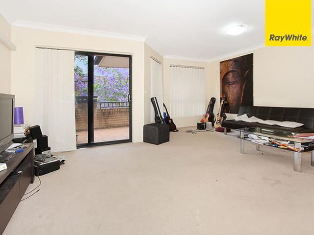 FULLY RENOVATED MODERN 2 BEDROOM SUN FILLED APARTMENT IN GREAT LOCATION