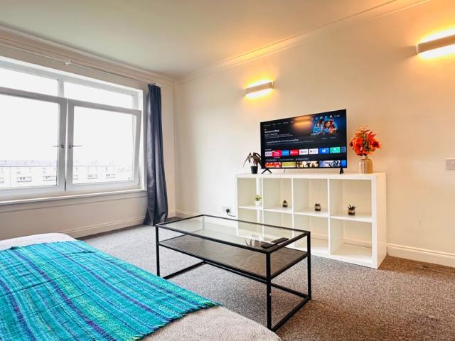 Modern 2 Bedroom Top Floor Flat with Free Parking