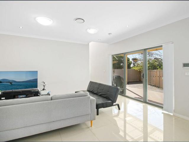 Modern 2 Bedroom Townhouse | Walk to Blacktown Station & Westpoint