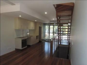 MODERN 2 BEDROOM TOWNHOUSE WITH A FULLY ENCLOSED ENTERTAINING SPACE!