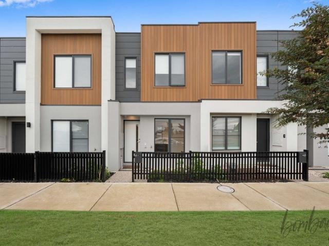 Modern 2 Bedroom Townhouse with Garage & Study