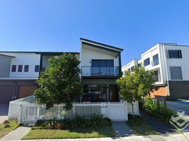 Modern 2 Bedroom Townhouse with Private Courtyard in the Heart of Wynnum West