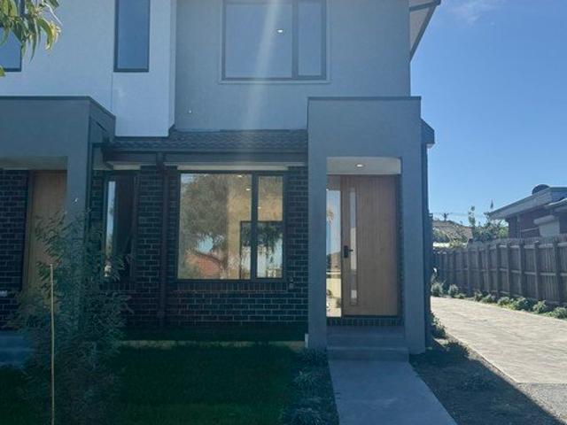 MODERN 2 BEDROOM TOWNHOUSE YOUR PERFECT LIFESTYLE ADDRESS IN CLAYTON