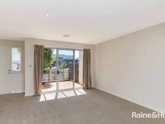 Modern 2 Bedroom Townhouse in the Heart of Crace