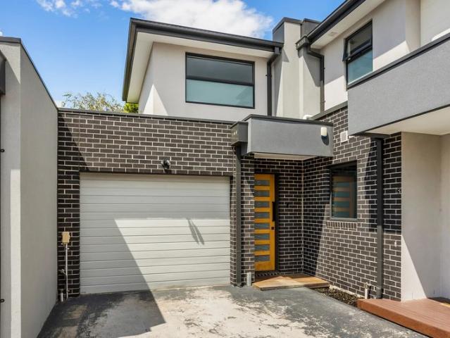 MODERN 2 BEDROOM TOWNHOUSE IN A CONVENIENT LOCATION