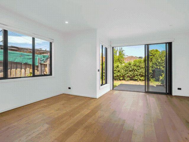 MODERN 2 BEDROOM TOWNHOUSE IN A CONVENIENT LOCATION
