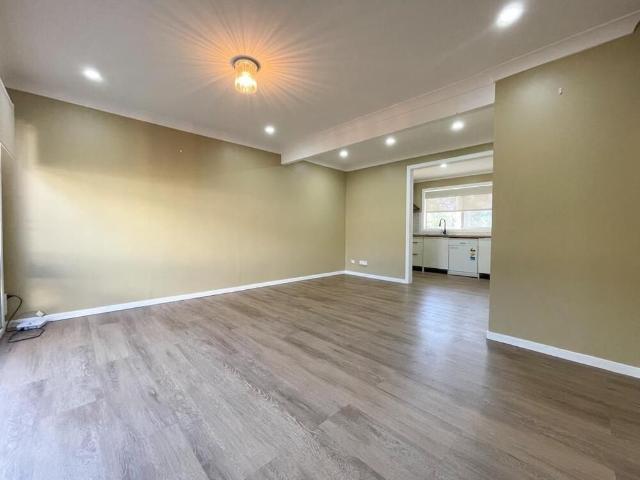 Modern 2 Bedroom Townhouse in Convenient Minto Location