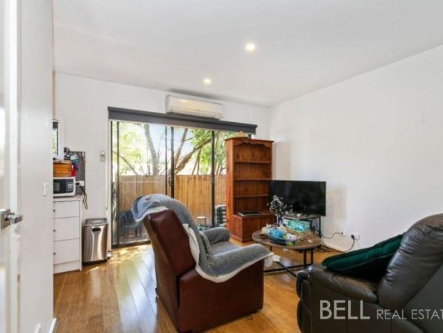 Modern 2 Bedroom townhouse in convenient location