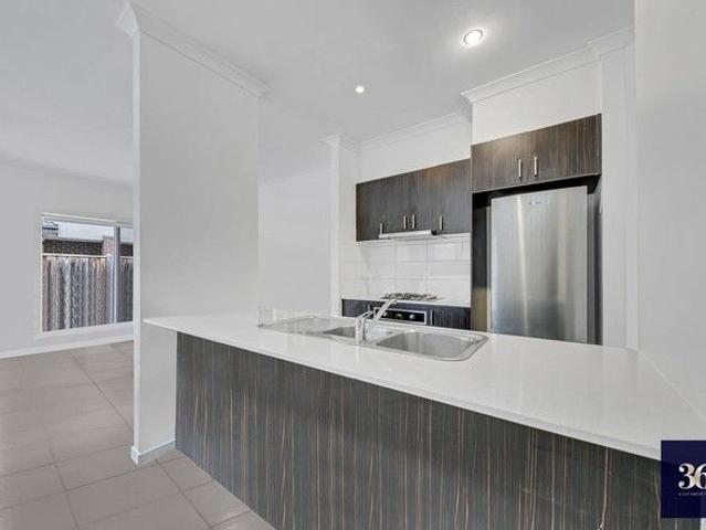 Modern 2 Bedroom Townhouse in Prime Hoppers Crossing Location!