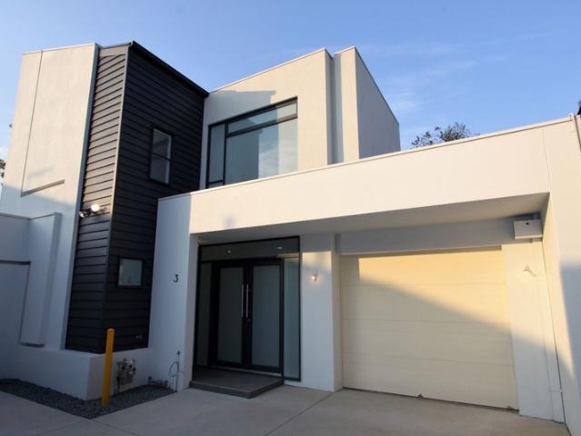 Modern 2 Bedroom Townhouse in Prime Location – Low Maintenance Living!